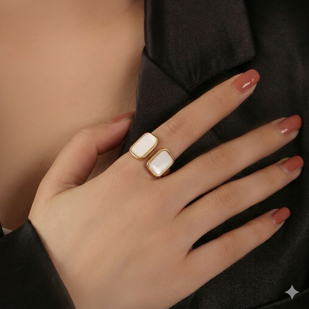White Blocked Ring VÉOURA